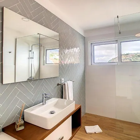 Omar By Lovelystay Canhas