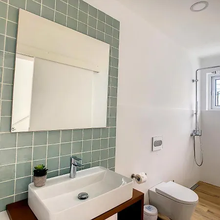 Omar By Lovelystay Canhas