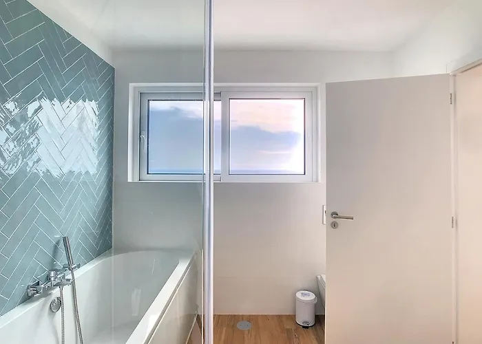 Omar By Lovelystay Canhas