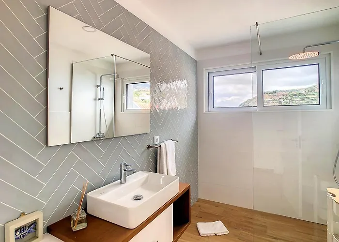 Omar By Lovelystay Canhas