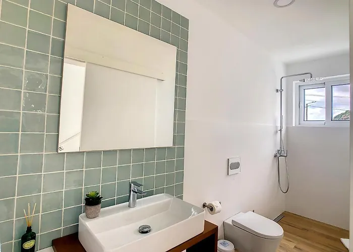 Omar By Lovelystay Canhas